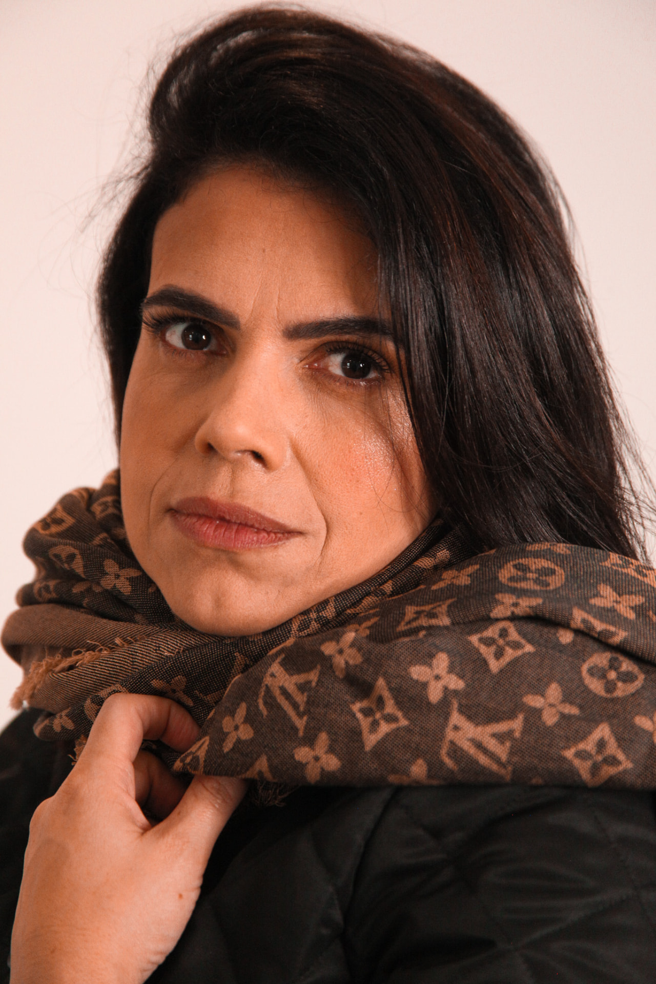 Retrato de mulher com lenço estampado